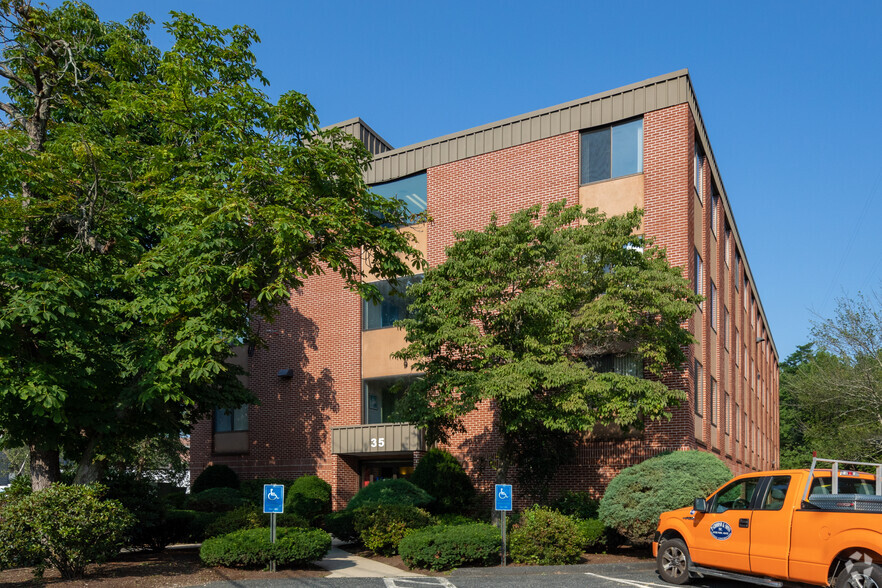 35 Highland Cir, Needham, MA for lease - Building Photo - Image 1 of 11