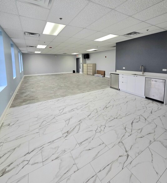 2111-2115 Chestnut Ave, Glenview, IL for sale - Interior Photo - Image 3 of 11