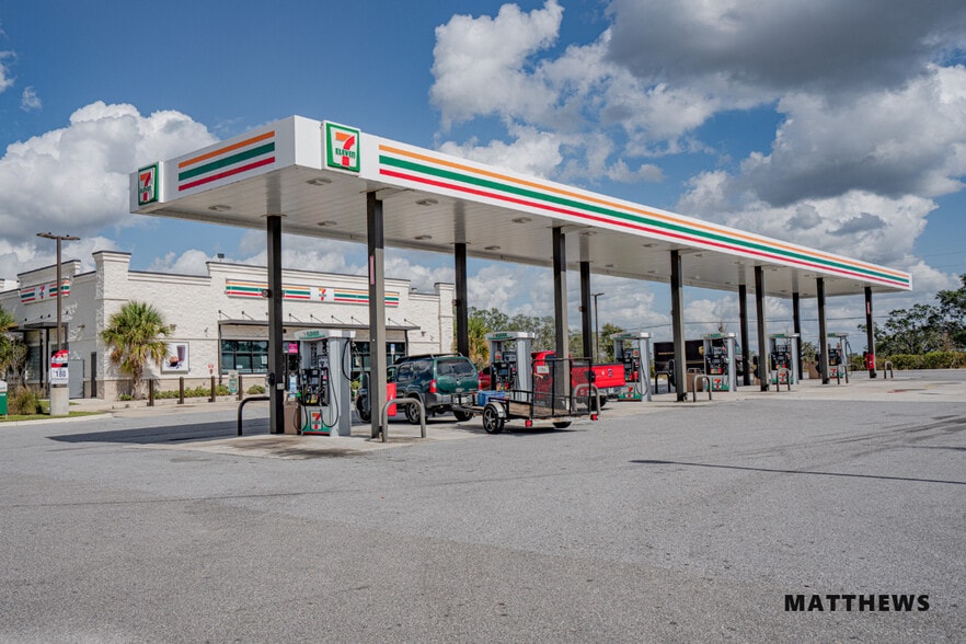 16161 Spring Hill Dr, Brooksville, FL for sale - Building Photo - Image 2 of 4