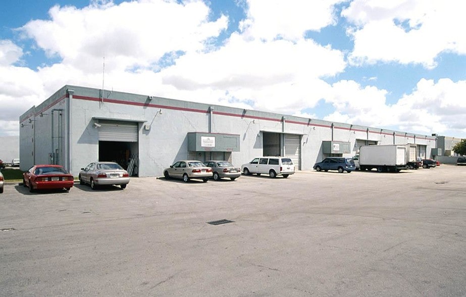 8252-8278 NW 70th St, Miami, FL for lease - Building Photo - Image 3 of 9