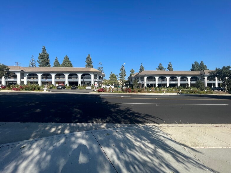 60 Rancho Rd, Thousand Oaks, CA for lease - Building Photo - Image 2 of 5
