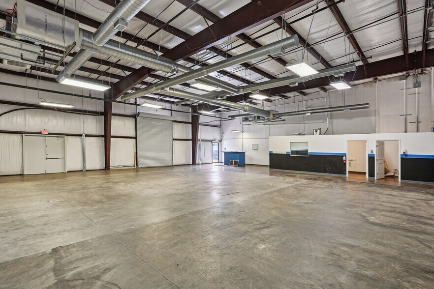 11190 Circle Dr, Austin, TX for lease - Building Photo - Image 3 of 6