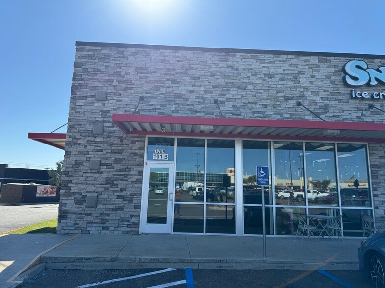 7709 McPherson Rd, Laredo, TX for lease - Building Photo - Image 1 of 9