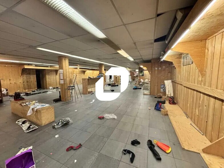 Retail in Bordeaux for lease - Interior Photo - Image 2 of 10