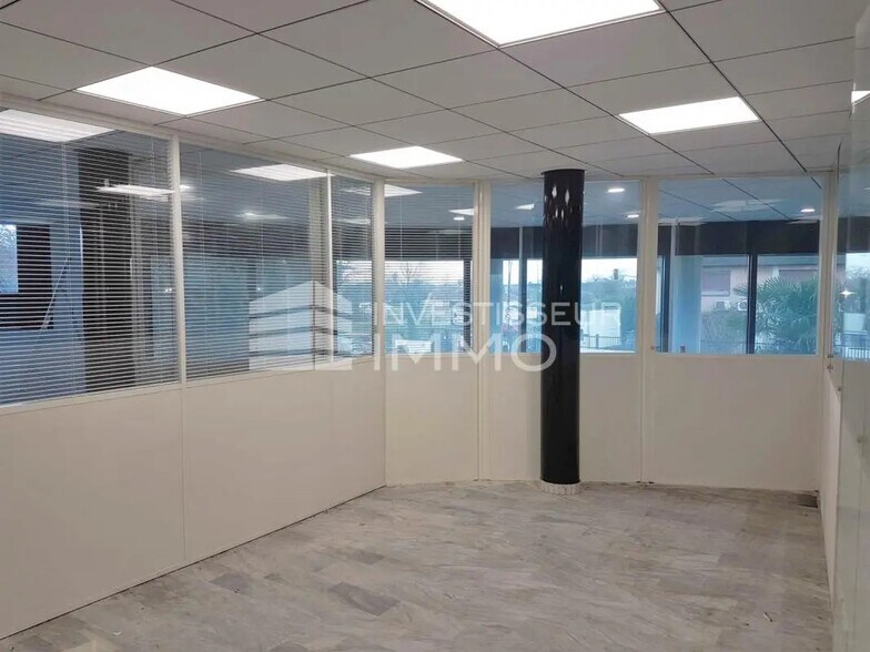 Office in Champigny-sur-Marne for lease - Interior Photo - Image 2 of 6