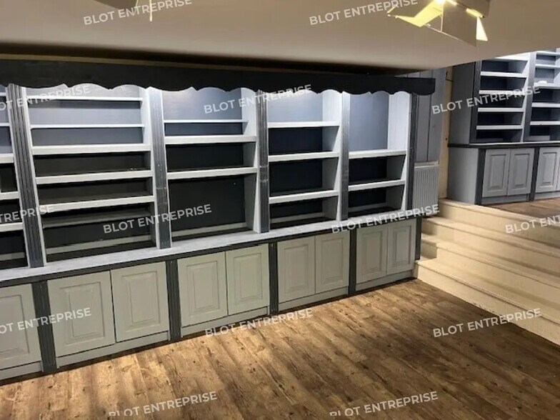 Retail in Vannes for lease - Building Photo - Image 2 of 5