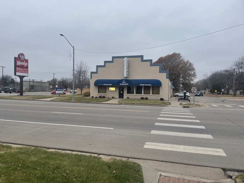 1603 Main St, Winfield, KS for sale - Primary Photo - Image 1 of 33