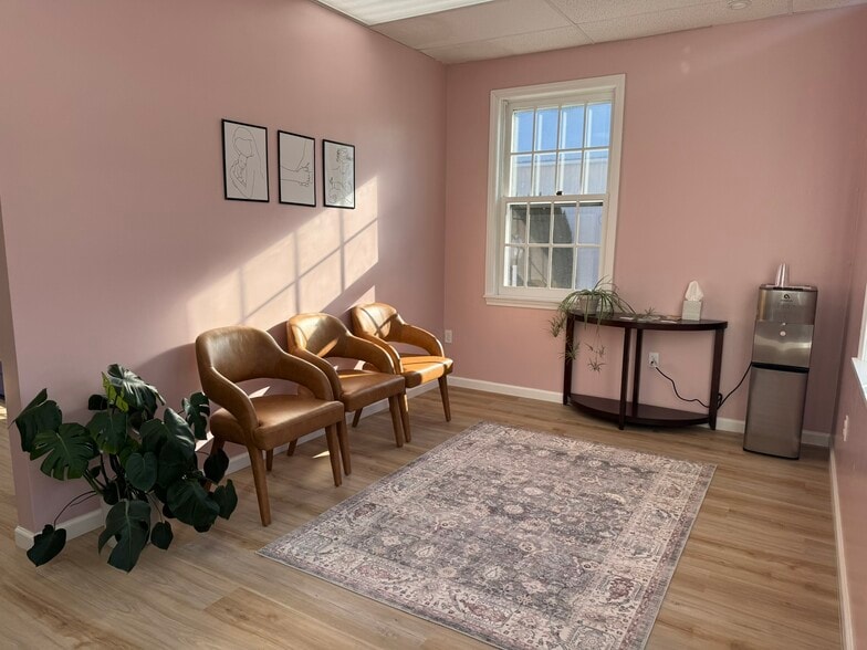 17 Commons Dr, Litchfield, CT for lease - Interior Photo - Image 3 of 8