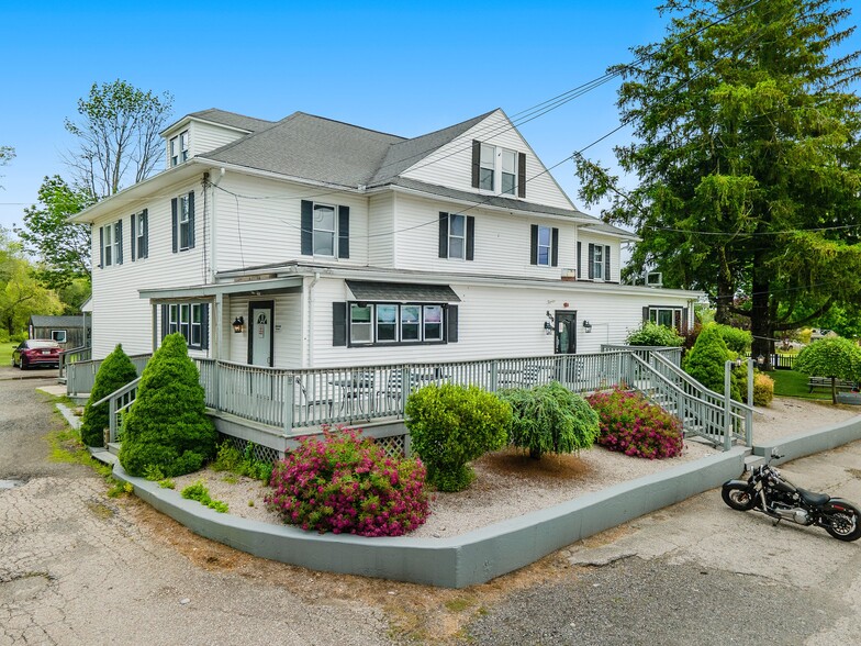 809 Nooseneck Hill Rd, West Greenwich, RI for sale - Primary Photo - Image 1 of 32