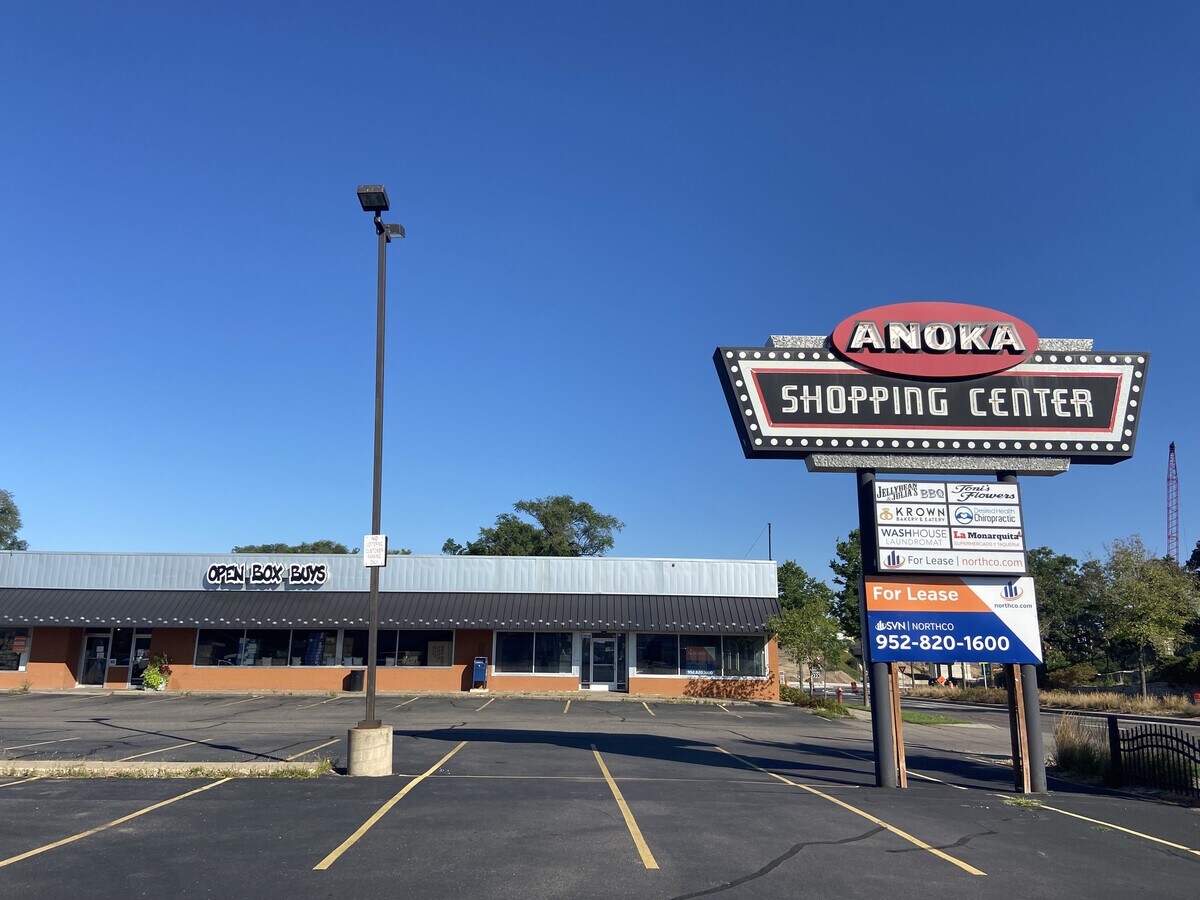 500 W Main St, Anoka, MN 55303 Anoka Shopping Center & Offices