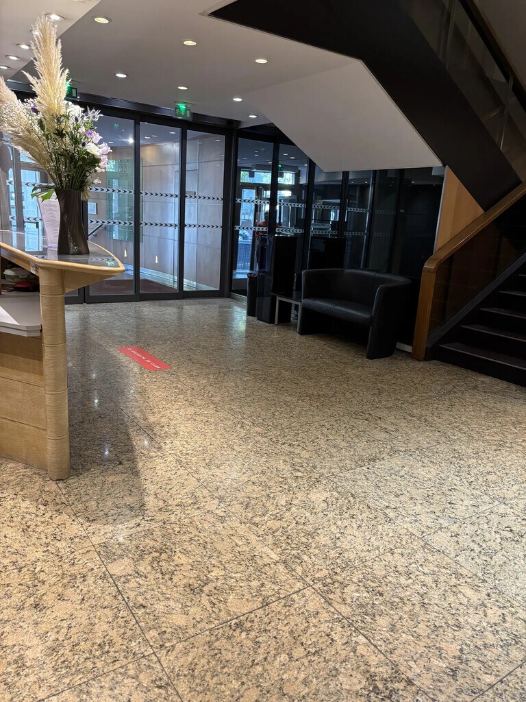 Location Bureaux 760 m² - Photo 1