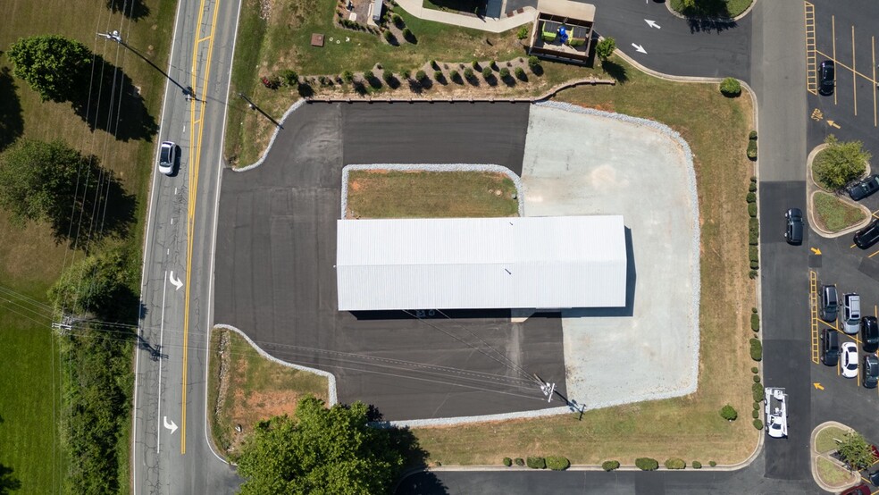 165 Mayo St, Hillsborough, NC for lease - Building Photo - Image 2 of 13