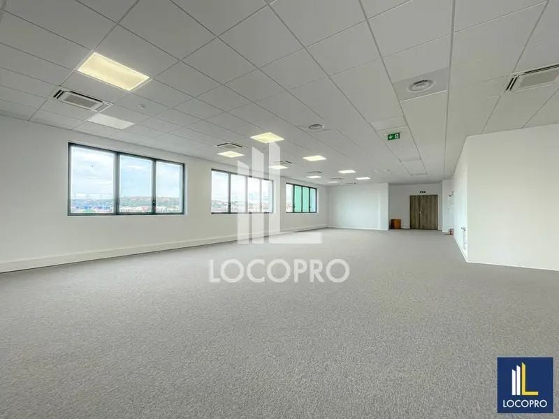 Office in Vitrolles for lease Interior Photo- Image 1 of 4