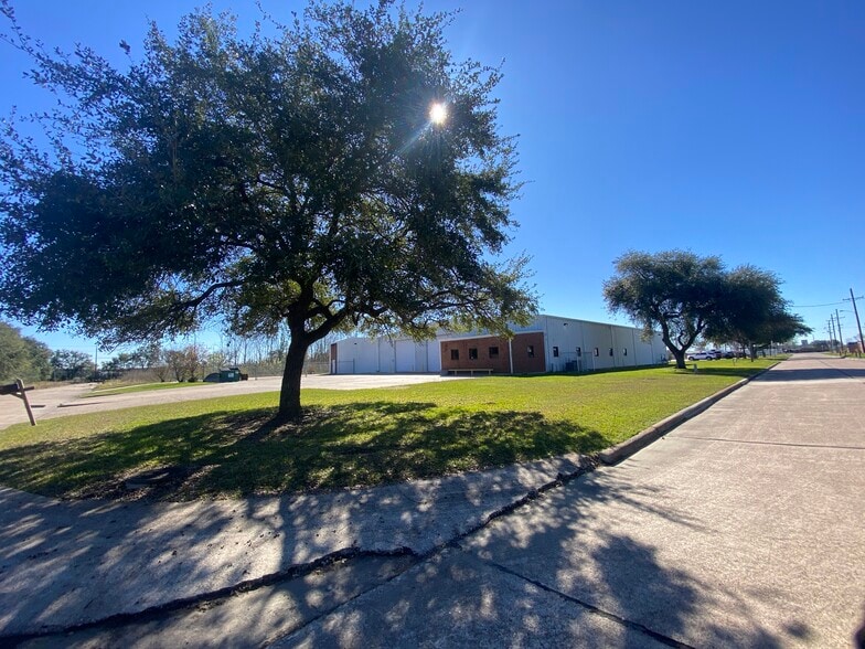 7030 Wespark Cir, Beaumont, TX for lease - Building Photo - Image 2 of 23