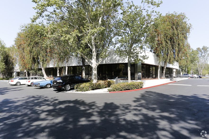 5947-5951 Variel Ave, Woodland Hills, CA for lease - Building Photo - Image 2 of 4