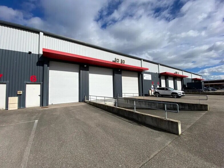 Flex in Saint-Quentin-Fallavier for lease - Building Photo - Image 1 of 9