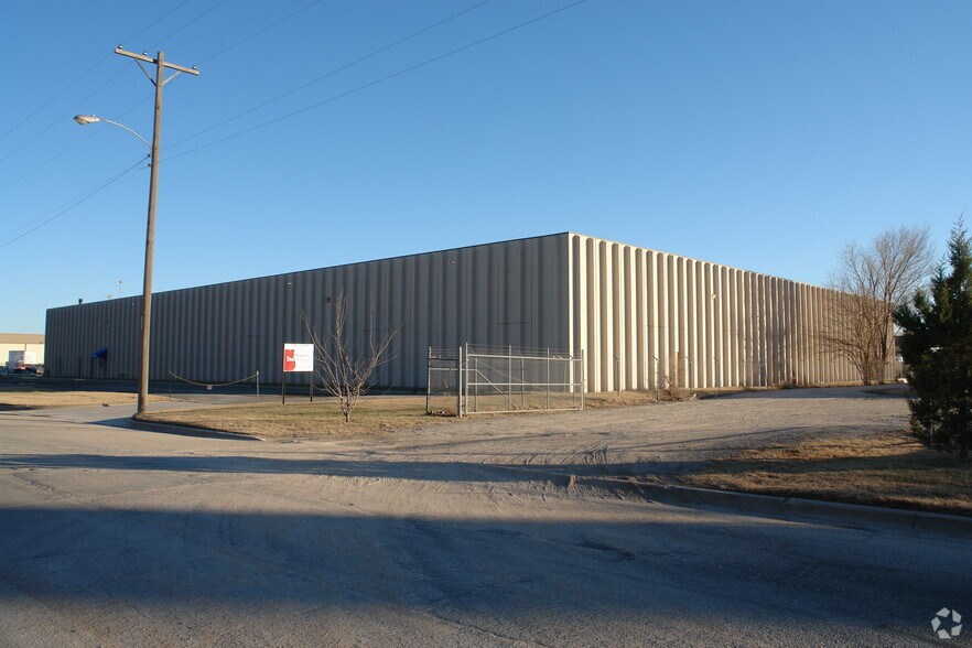 3001 S Madison, Wichita, KS for lease - Building Photo - Image 3 of 27