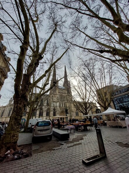 Retail in Bordeaux for lease - Building Photo - Image 2 of 3