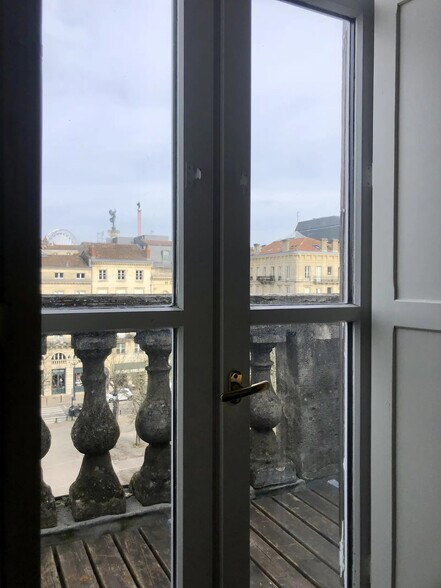Office in Bordeaux for lease - Interior Photo - Image 3 of 11