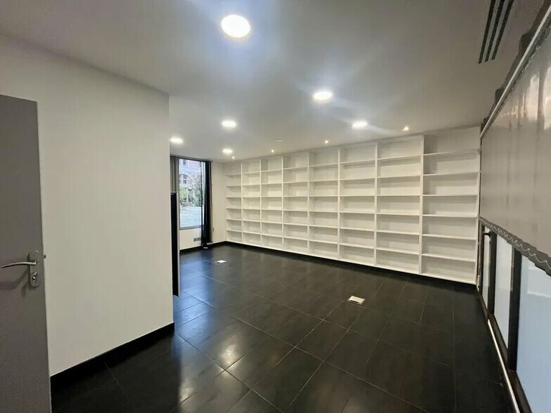 Office in Aix-en-Provence for lease - Interior Photo - Image 2 of 8