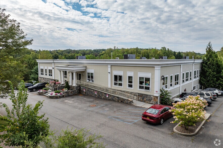 7 Sutton Pl, Brewster Village, NY for lease - Primary Photo - Image 1 of 5