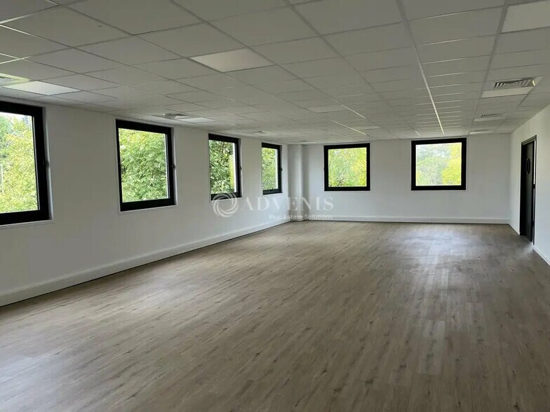 Office in Lisses for lease - Interior Photo - Image 2 of 5