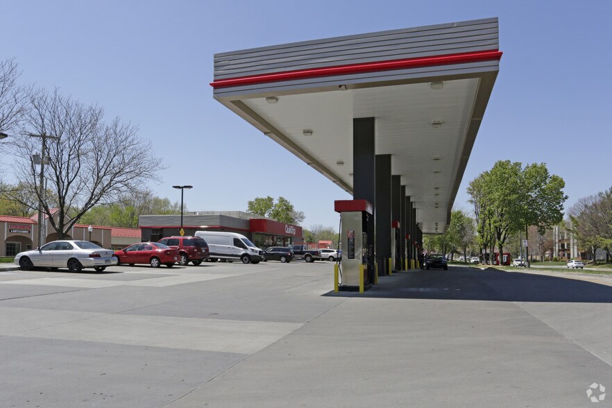 11915 Johnson Dr, Shawnee, KS 66216