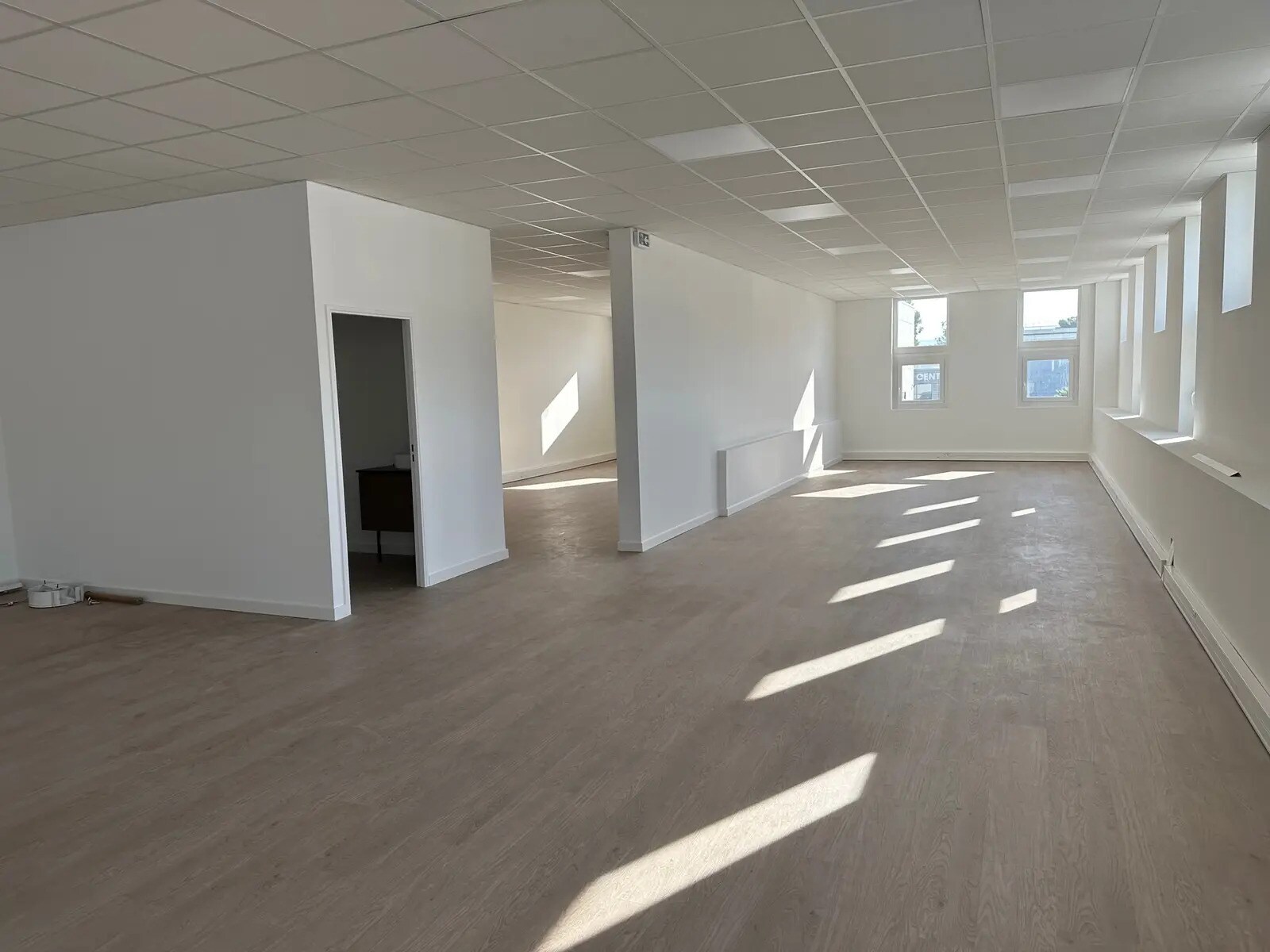 Office in LA PENNE-SUR-HUVEAUNE for lease Interior Photo- Image 1 of 5