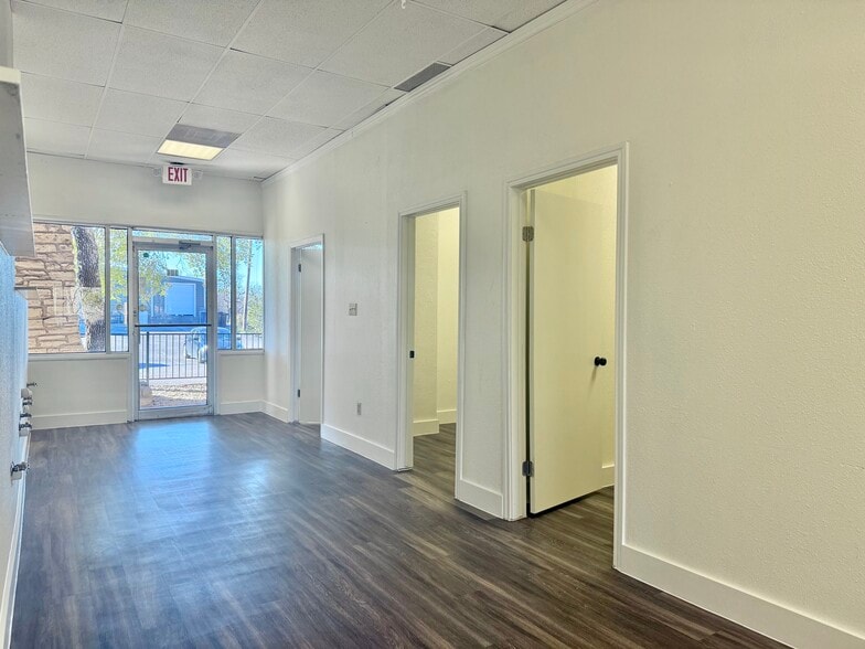 900 Round Rock Ave, Round Rock, TX for lease - Building Photo - Image 1 of 14