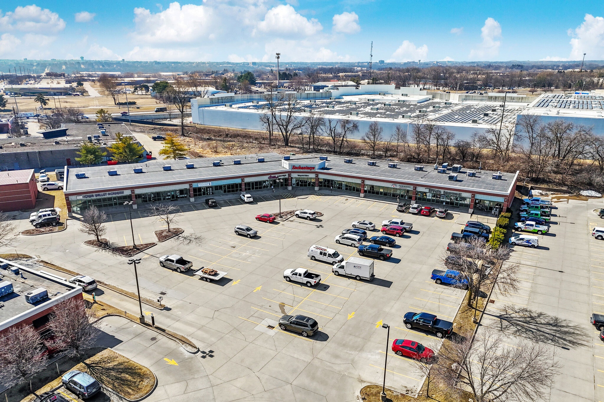 3880-3928 NW Urbandale Dr, Urbandale, IA for lease Building Photo- Image 1 of 11