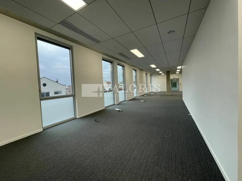 Office in Villeurbanne for lease - Interior Photo - Image 3 of 9