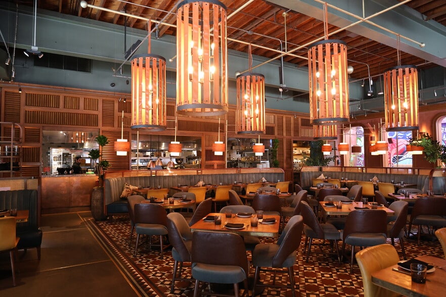 5556 NE 4th Ct, Miami, FL for lease - Building Photo - Image 2 of 5