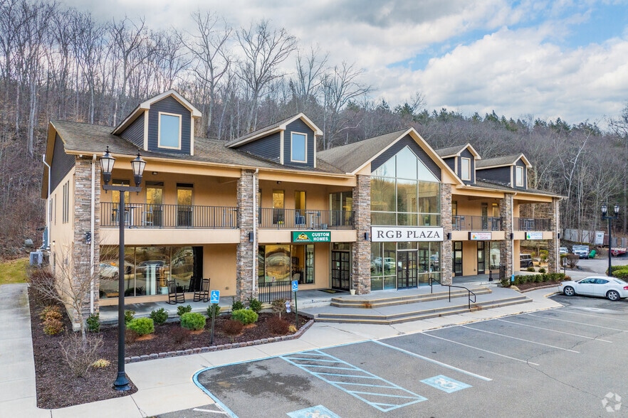 507 Seven Bridge Rd, East Stroudsburg, PA for lease - Building Photo - Image 2 of 9