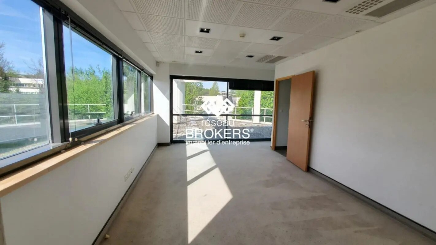 Office in Chavanod for lease Interior Photo- Image 1 of 11
