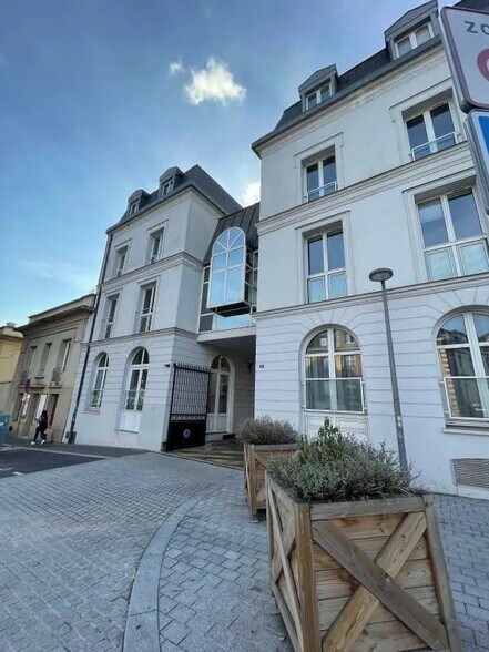 Office in Rouen for lease - Building Photo - Image 1 of 13