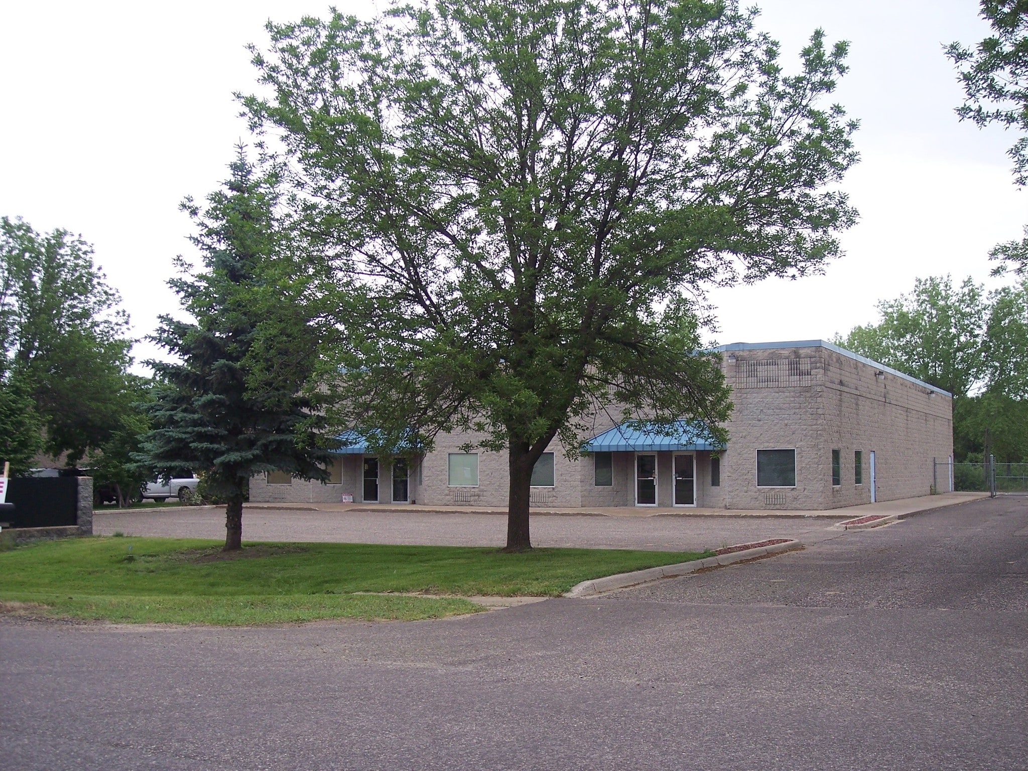 9141-9159 NE Isanti St, Blaine, MN for lease Building Photo- Image 1 of 11