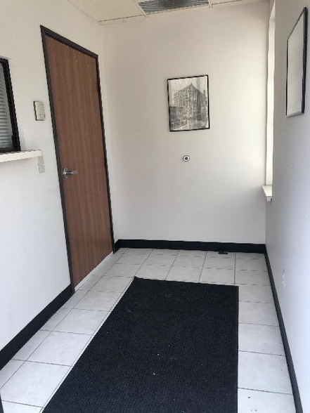 21291 Hilltop St, Southfield, MI for lease - Building Photo - Image 2 of 16