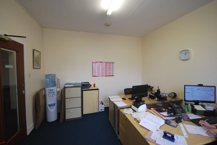 34-36 Canmore St, Dunfermline for sale - Interior Photo - Image 2 of 5