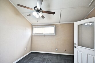 1111 N Walnut Ave, New Braunfels, TX for lease Interior Photo- Image 2 of 6