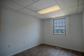 12 Roosevelt Ave, Mystic, CT for lease Interior Photo- Image 2 of 8