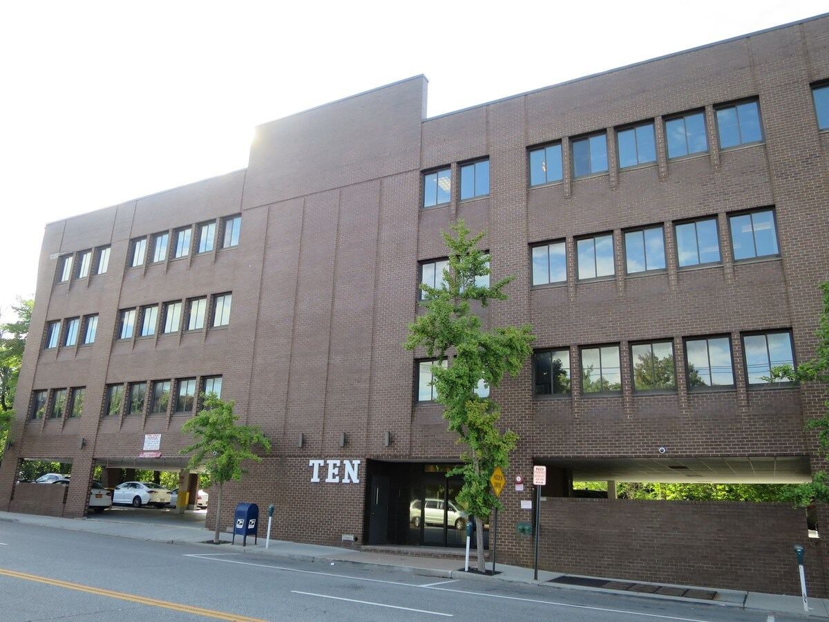 10 Cuttermill Rd, Great Neck, NY 11021