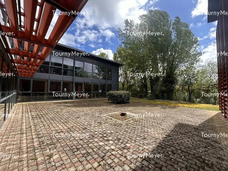 Office in Saint-Jean for lease - Building Photo - Image 1 of 8