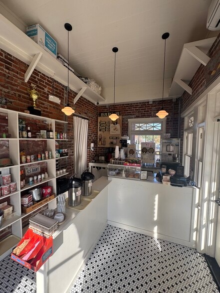 410 E 37th St, Savannah, GA for lease - Building Photo - Image 2 of 20