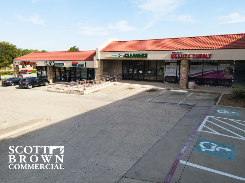 717 Stemmons Fwy, Denton, TX for lease - Building Photo - Image 2 of 5