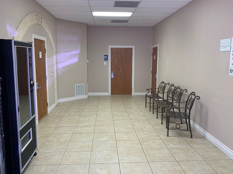 801 N Main St, Boerne, TX for lease - Interior Photo - Image 2 of 14