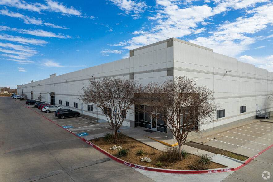 2951 Northern Cross Blvd, Fort Worth, TX for lease - Primary Photo - Image 1 of 8