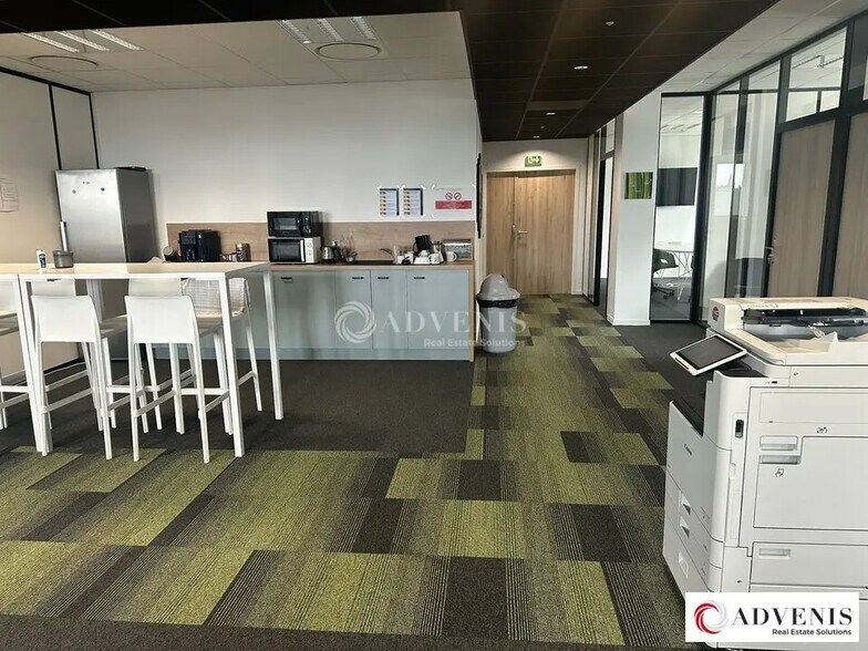 Office in Lesquin for lease - Building Photo - Image 3 of 10