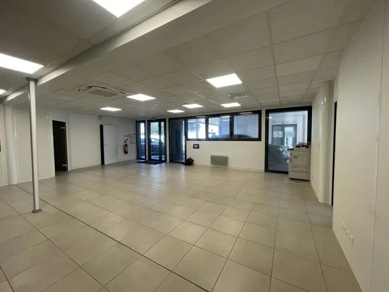 Office in Bruges for lease - Building Photo - Image 3 of 9