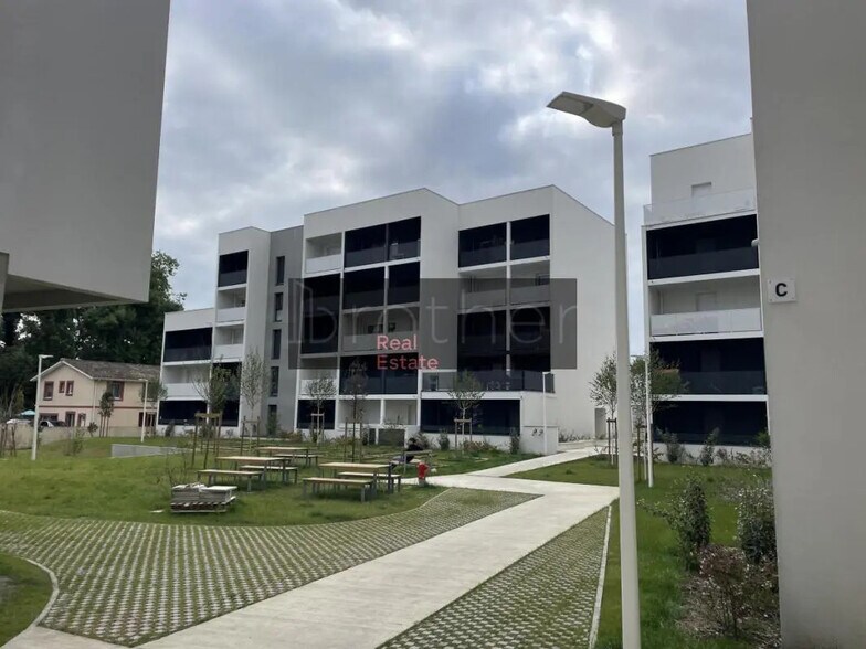 Retail in Lormont for lease - Building Photo - Image 2 of 6