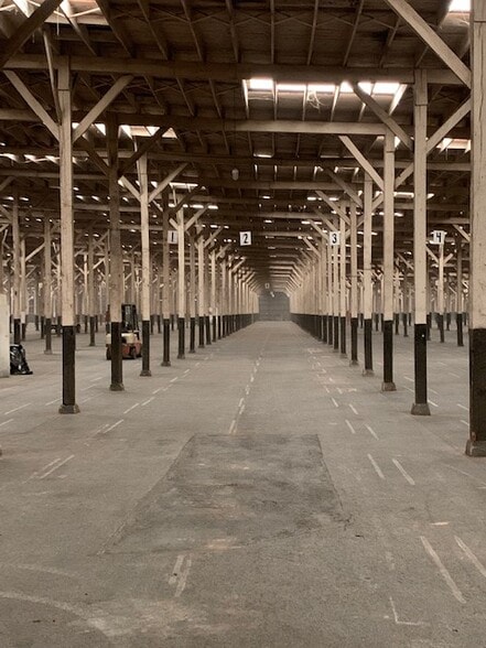 2725 North Jackson Highway, Glasgow, KY for sale - Interior Photo - Image 2 of 2